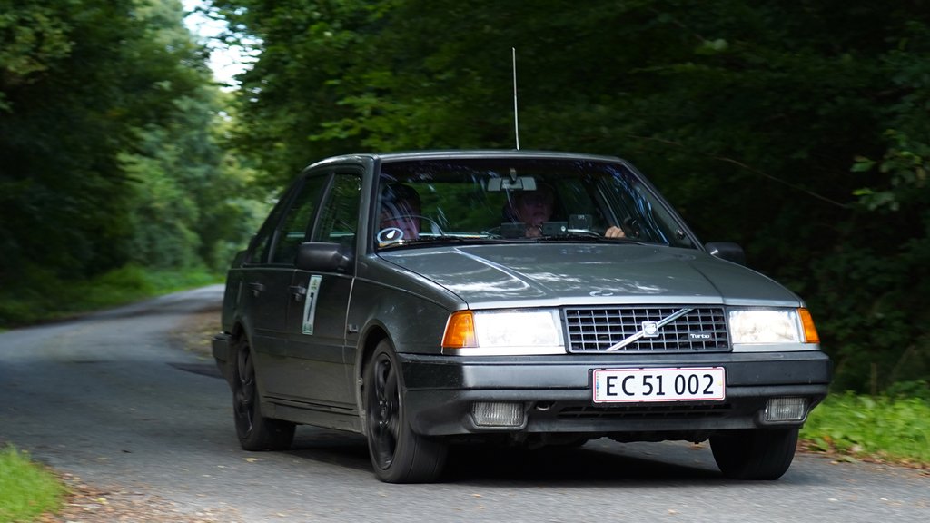 For tredje gang i år kørte Lars Palle fra Varde og Poul Bo Madsen, Struer deres Volvo 440 Turbo ind på førstepladsen i Elite-klassen, hvor der er kamp til det sidste om mesterskabet. Her ses de på Gl. Landevej ved Lunderskov.
(Foto: Viggo Johansen, rallypics.dk)